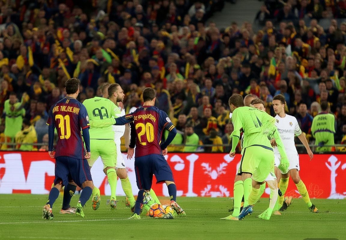 梅西任意球制胜，德佩助攻巴塞罗那2-0完