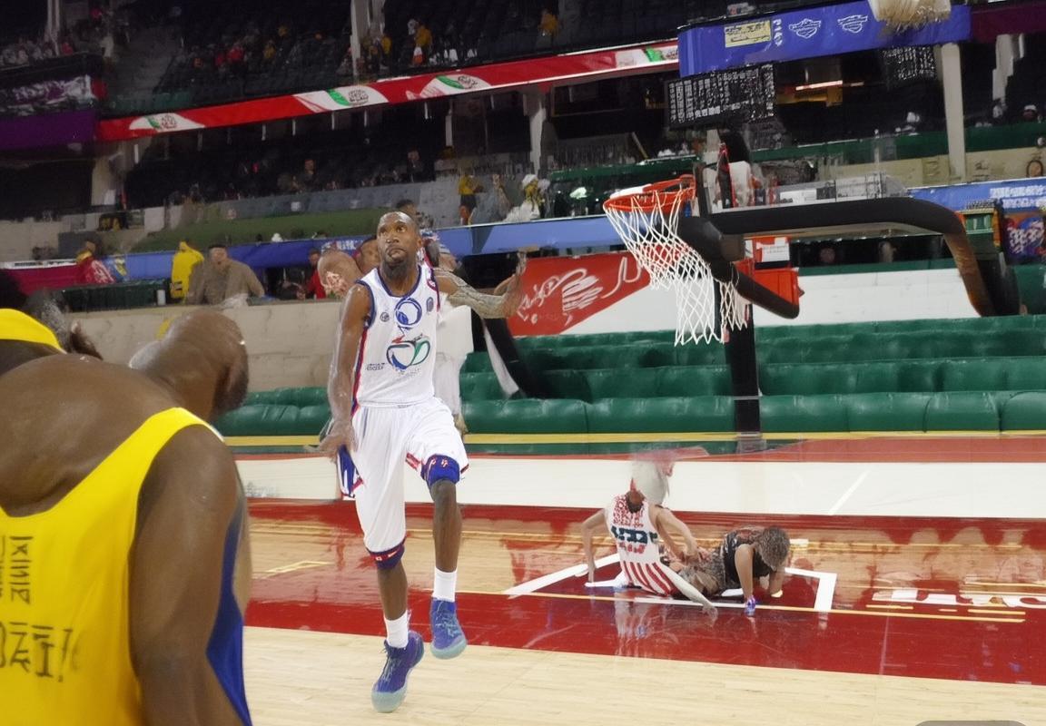 2010年NBA季后赛：勒布朗·詹姆斯与德里克·罗斯巅峰对决回顾(图4)