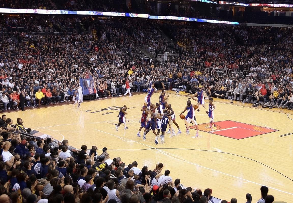 勇士快船季后赛首战：攻防火花对决精彩回顾