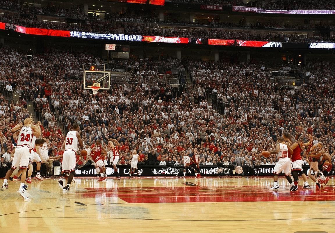 2010年NBA季后赛：勒布朗·詹姆斯与德里克·罗斯巅峰对决回顾